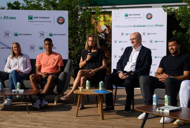 BNP Paribas a tenu une conférence de presse ce dimanche à RG sur ses 50 ans d'engagement dans le tennis avec, de gauche à droite : Justine Hénin, F. Auger-Aliassime, Amélie Mauresmo, Thierry Laborde (DG BNP Paribas) et JW Tsonga - © BNP - Paribas