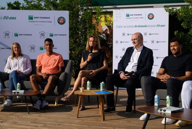 BNP Paribas a tenu une conférence de presse ce dimanche à RG sur ses 50 ans d'engagement dans le tennis avec, de gauche à droite : Justine Hénin, F. Auger-Aliassime, Amélie Mauresmo, Thierry Laborde (DG BNP Paribas) et JW Tsonga  - © BNP - Paribas