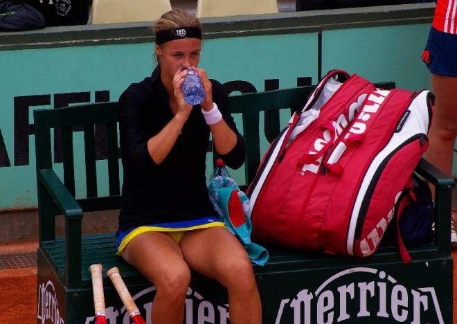 La Slovaque Ana-Karolina Schmiedlova s'hydrate lors des qualifs de RG - © Tennisleader