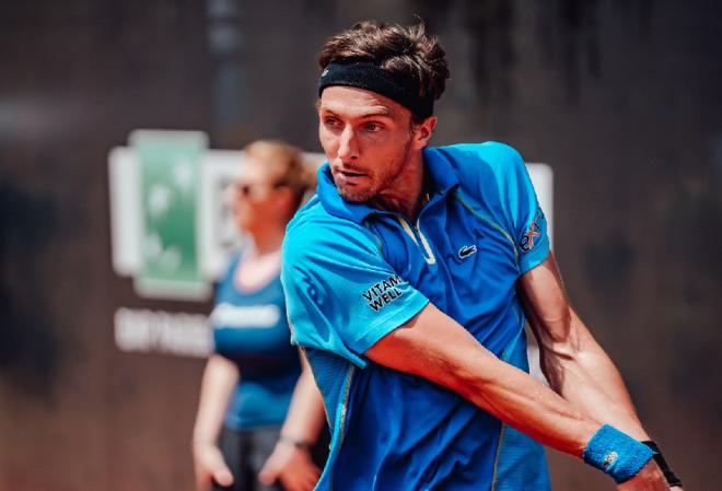 Arthur Rinderknech a livré un bon match face à Lloyd Harris ce lundi à Lyon - © Alexandre Hergott - Open Parc ARA