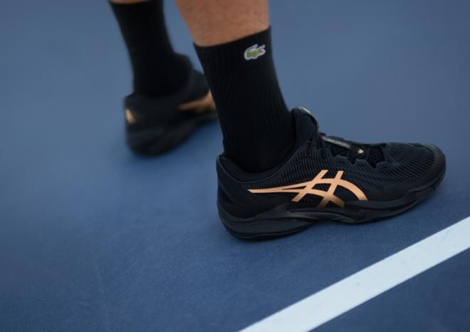 Ci-dessus, les magnifiques chaussures de Tennis ASICS COURT FF3 NOVAK NIGHT ENERGY, que Novak Djokovic porte lors des night sessions de cet US Open 2025 - © ASICS