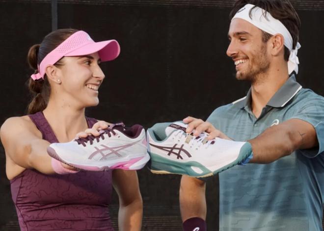 Deux des ambassadeurs ASICS : Belinda Bencic (à gauche, 11ème WTA) utilise les chaussures de Tennis ASICS SOLUTION SPEED FF4; De son côté, Lorenzi Musetti (15ème ATP) joue avec les ASICS GEL-RESOLUTION X. -  © ASICS
