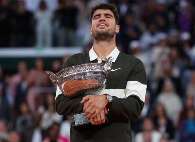 Carlos Alcaraz, trophée en mains, a renversé Jannik Sinner en finale de Roland Garros ce dimanche - © Rolex- Antoine Couvercelle