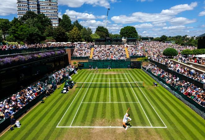 Vue de l'un des courts de Wimbledon où se dispte actuellement The Championships - © Rolex - Jed Jacobshon