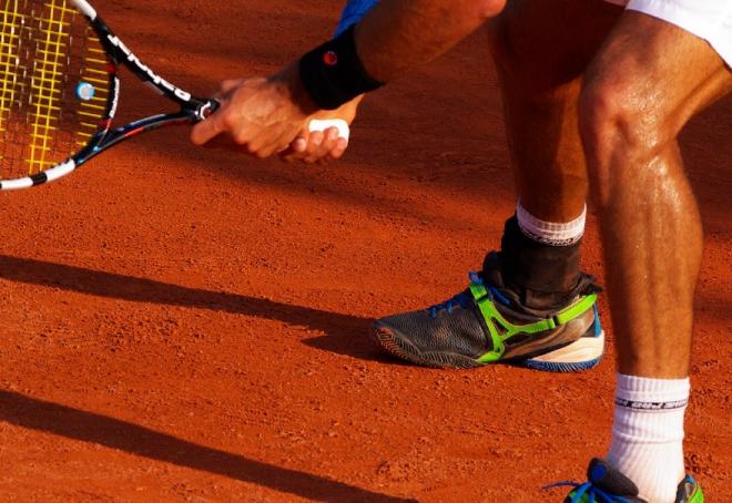 Beaucoup de joueurs porte une chevillère pour prévenir une nouvelle entorse - © Tennisleader