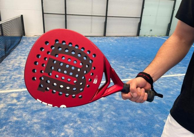 Fabien, notre joueur- testeur avec la WILSON BELA PRO V2.5 en main, a particulièrement apprécié la qualité générale de cette nouvelle pala de la marque américaine  - © Tennisleader.fr