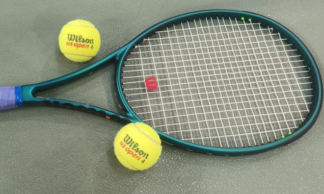 Gros plan du tamis de la WILSON Blade 98 V9 lors de notre test produit - © Tennisleader