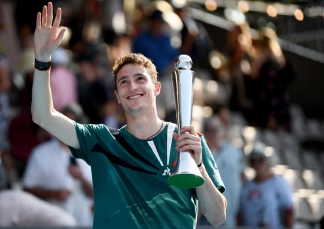 Ugo Humbert a remporté ce samedi à Auckland son tout premier tournoi ATP face à Benoit Paire - © DR
