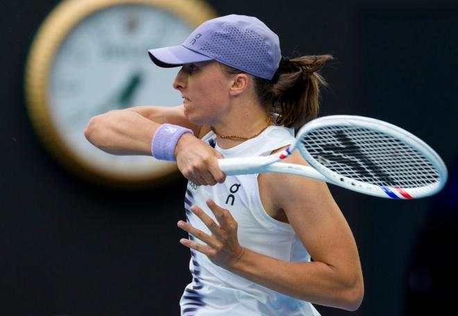 Iga Swiatek a connu des débuts difficiles ce mardi à Wimbledon - © Rolex - Jon Buckle