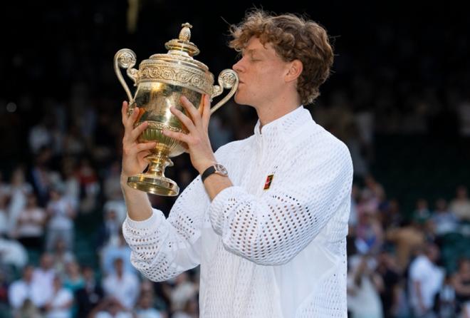 Jannik Sinner tout sourire, en interview sur le court, après son 2ème titre consécutif à Wimbledon - © Rolex - Jon Buckle