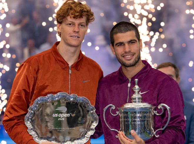 Jannik Sinner et Carlos Alcaraz lors de la finale de l'US Open en 2025. L'un sera absent, l'autre présent, cette année - © Rolex - Jon Buckle