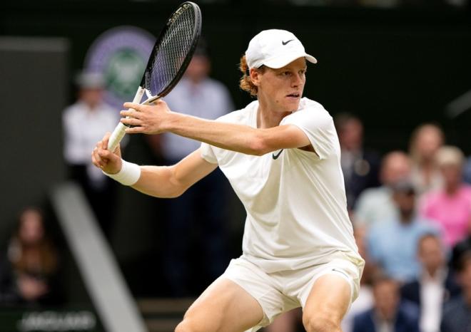 Le parcours de Jannik Sinner à Wimbledon s'annonce très compliqué - © Rolex - Jon Buckle