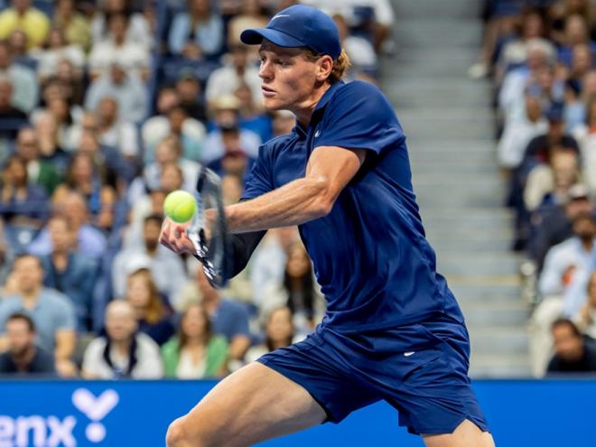 Jannik Sinner a très bien démarré le Masters ATP ce lundi soir à Turin - © Rolex - Jon Buckle