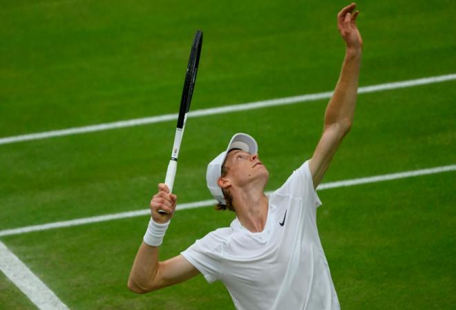 Jannik Sinner, tenant du titre, pourrait affronter Novak Djkovic en 1/2 finales de Wimbledon - © Rolex - Jon Buckle