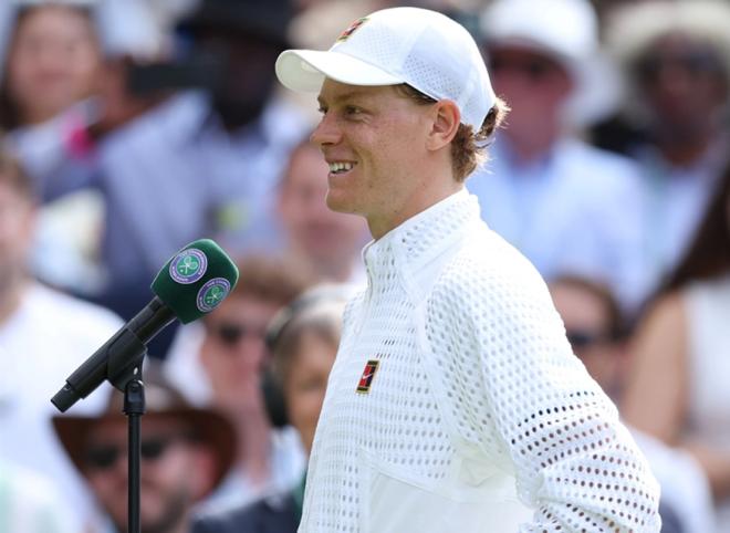 Jannik Sinner tout sourire, en interview sur le court, après son 2ème titre consécutif à Wimbledon - © Rolex - Antoine Couvercelle