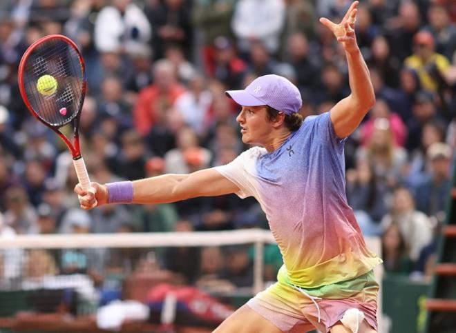 A 19 ans, Joao Fonseca a remporté son plus gros tournoi en carrière ce dimanche à Bâle - © Rolex - Antoine Couvercelle