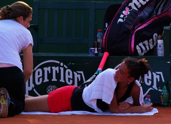 Alizé Lim soignée par une kiné lors des qualifs de RG - © Tennisleader