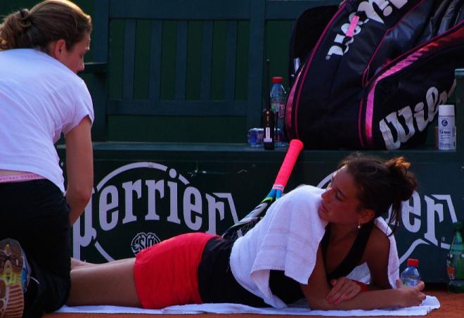 La Française Alizé Lim se fait soigner par une kiné en plein  match à RG  - © Tennisleader