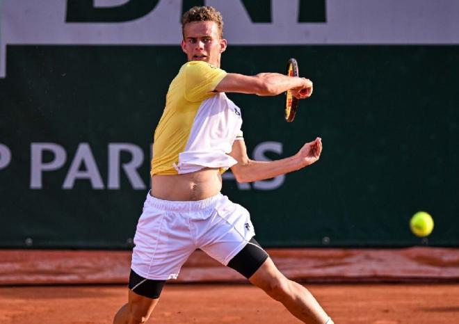 Luka Van Assche a réalisé un très gros match ce lundi à Roland Garros - © Icon Sport