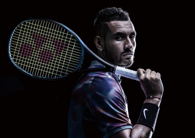 La star australienne Nick Kyrgios est l'une des nombreuses égéries de Yonex et joue avec la Ezone Blue 98 - © Yonex