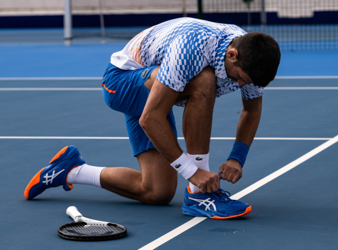 Novak Djokovic (1er ATP) est l'ambassadeur le plus emblématique d'ASICS. Le Serbe, ici à l'entraînement, utilise les chaussures de tennis Court FF3 Novak Multi-surfaces (bleues) et les court FF3 Novak (rouges, version clay) - © ASICS