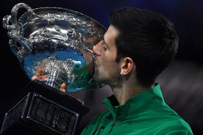 En battant Dominic Thiem en cinq manches dans un gros combat, Novak Djokovic a conservé son titre à Melbourne, remportant ains son 17ème titre en Grand Chelem - © DR