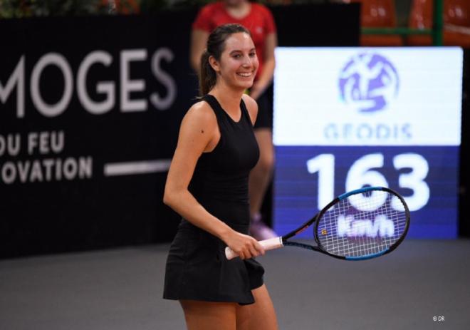Grâce à sa victoire face à Viktoria Kuzmova ce mardi, Océane Dodin remporte son premier match sur le circuit WTA depuis deux ans - © DR