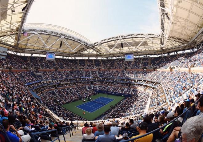 Le court Arthur Ashe sera une nouvelle fois le théâtre d'affrontements, mais cette année ce sera à huis clos. - © DR