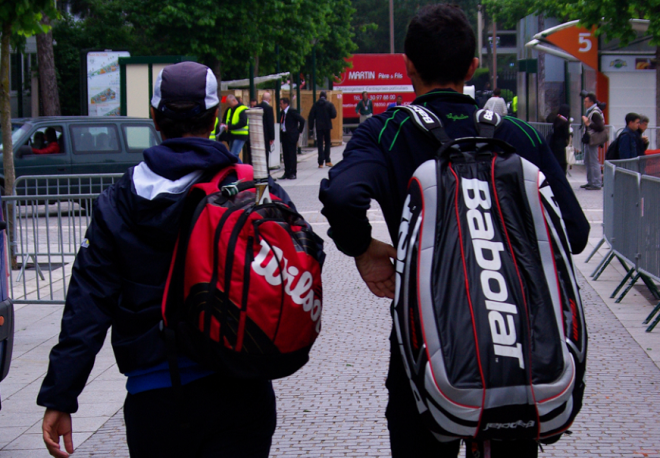 Joueur pro à droite avec son préparateur physique à gauche, à Roland Garros  - © Tennisleader.fr
