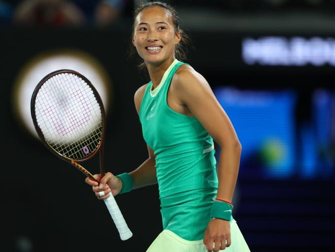 Qinwen Zheng effectuait son retour à la compétition ce lundi à Doha - © Rolex - Antoine Couvercelle