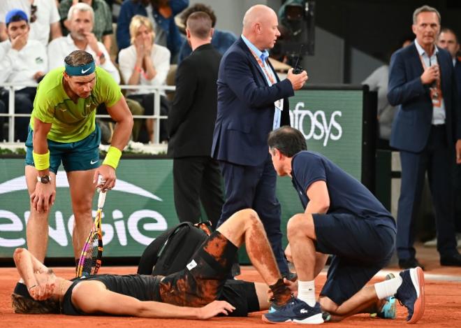 Rafael Nadal prend des nouvelles d'Alexander Zverev, blessé et allongé - © Icon Sport