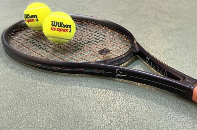 Gros plan de la magnifique raquette WILSON RF 01 tout en noir, avec son logo RF - © Tennisleader