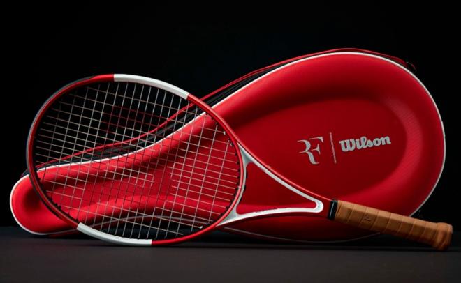 Ci-dessus, la magnifique raquette WILSON RF 01 PRO, avec son étui vintage, redesignée en s'inspirant de l'esthétique de la raquette nCode jouée par la légende Roger Federer - © WILSON