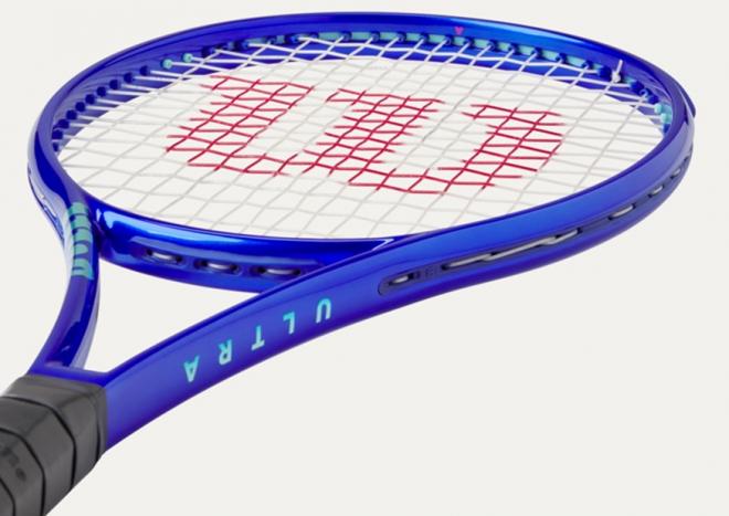 En gros plan ci-dessus, la nouvelle raquette WILSON ULTRA 100 V5 que nous avons testée début août - © WILSON