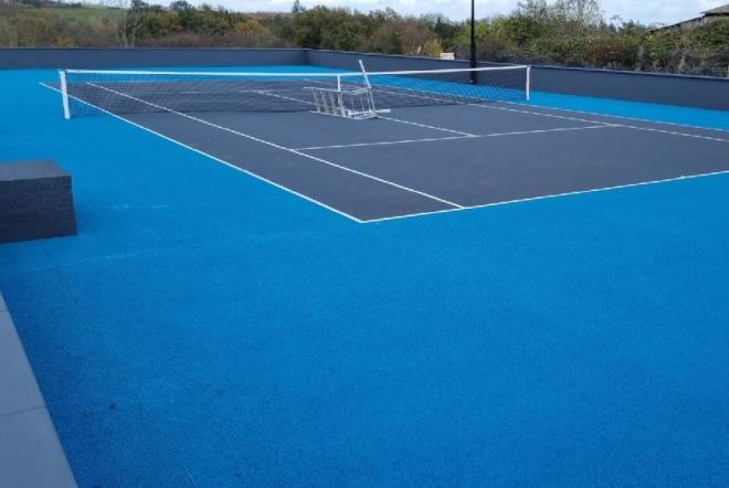 L'une des réalisations en matière de courts de l'entreprise SERVICE TENNIS - © Service Tennis