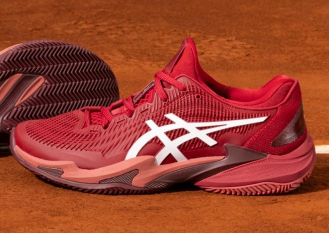 La chaussure ASICS COURT FF3 NOVAK CLAY est la chaussure de Novak Djokovic (1er ATP) - © Asics & Tennisleader.fr