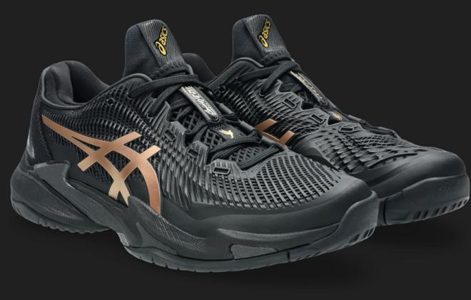 Ci-dessus, les chaussures de Tennis ASICS COURT FF3 NOVAK NIGHT ENERGY, que le Serbe portera durant l'US Open © ASICS - © ASICS