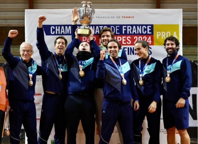 L'équipe du TCBB avec son trophée de Champion de France 2024 © Cédric Lecoq- FFT - © Cédric Lecoq - FFT