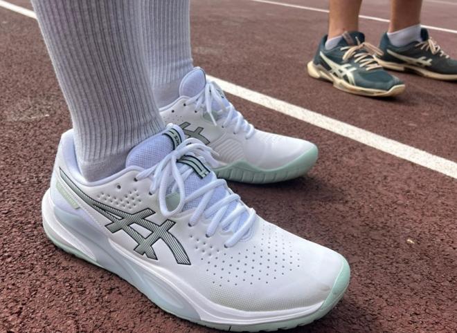 Nicolas, notre joueur- testeur avec les chaussures ASICS GEL-CHALLENGER 15 aux pieds, (premier plan), et qui a beaucoup apprécié ces nouvelles chaussures de la marque japonaise - © Tennisleader.fr