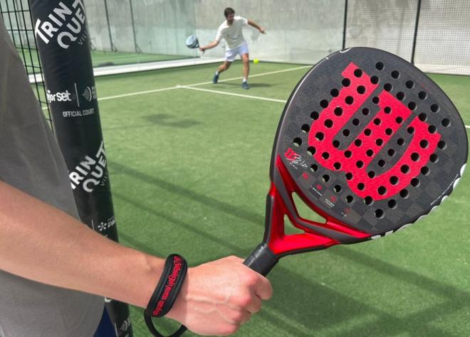 Nicolas, notre joueur- testeur avec la WILSON BELA PRO V3 en main, a beaucoup apprécié cette nouvelle pala de chez WILSON - © Tennisleader.fr