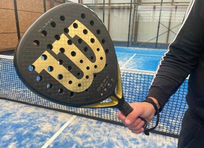 Alexandre, notre joueur- testeur lors du test de la raquette de Padel WILSON DEFY PRO V1 - © Tennisleader.fr